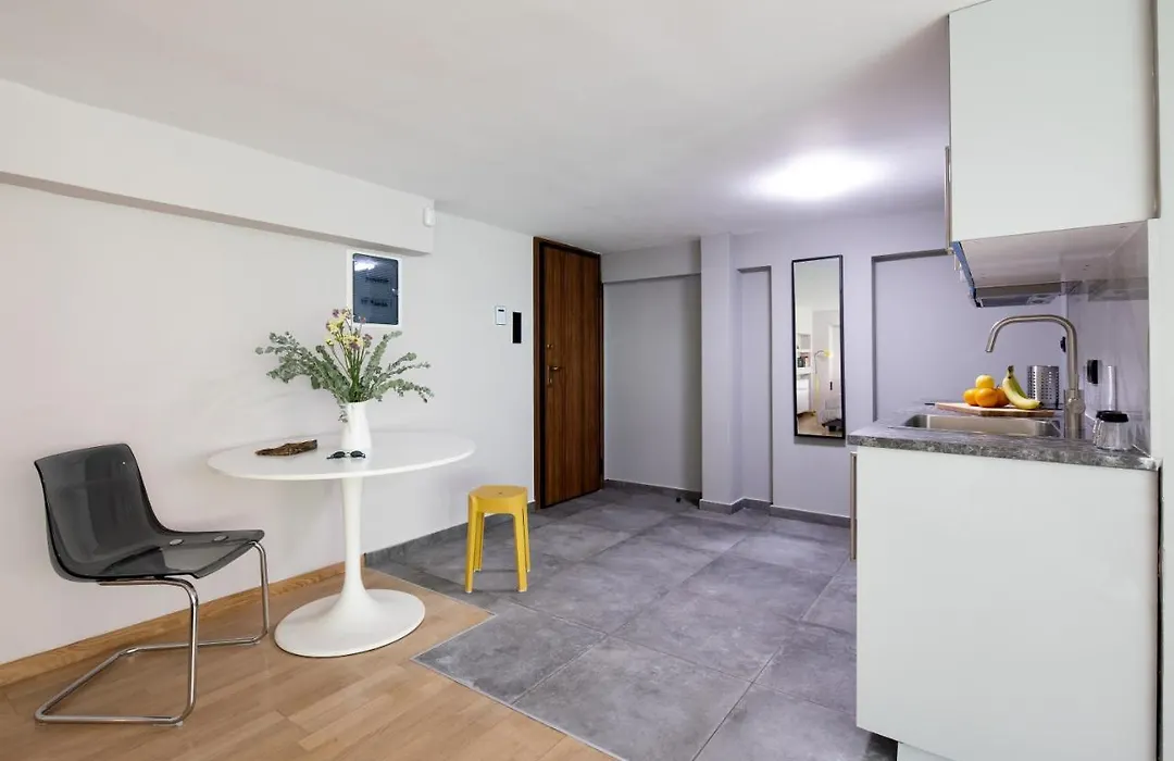 Newly Cosy Renovated Apartment Downtown-1